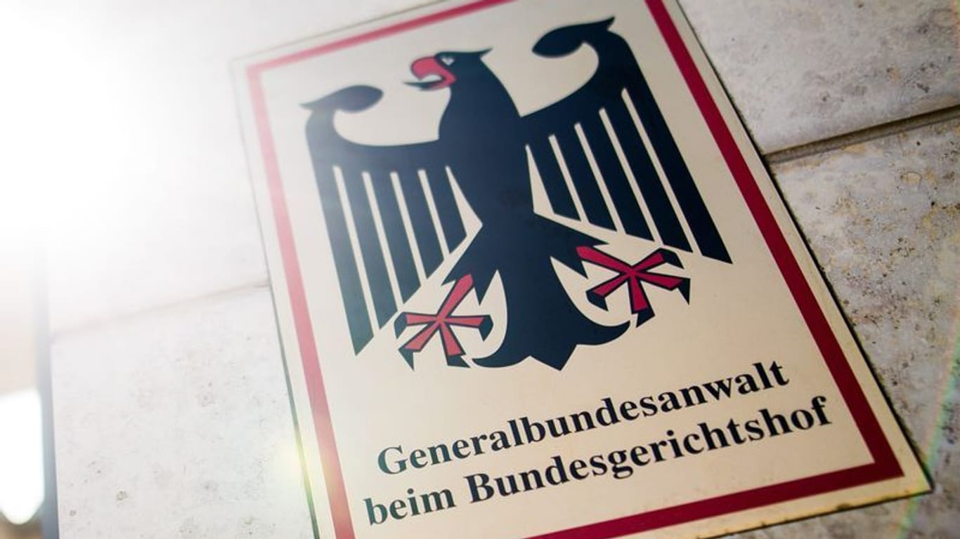 Schild am Eingang zum Gebäude der Bundesanwaltschaft (Archivbild): Der Verdächtige soll unter anderem gefährliche Körperverletzung begangen haben.