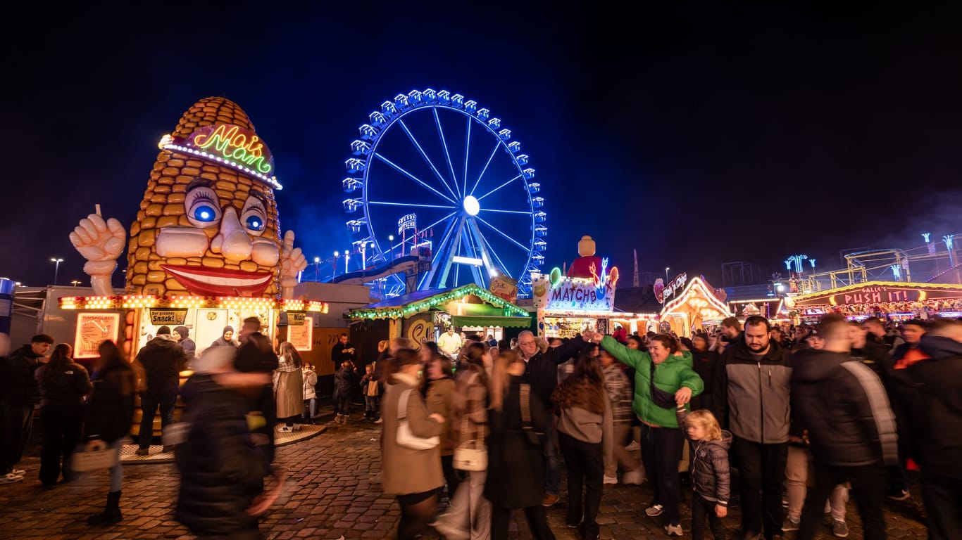 Die Fahrgeschäfte und Buden auf dem Freimarkt leuchten mit bunten Lichtern: Reizüberflutung ist Programm.