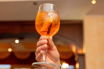 Ein Aperol Spritz (Symbolfoto): In der Osteria da Francesco kann künftig nicht mehr angestoßen werden.