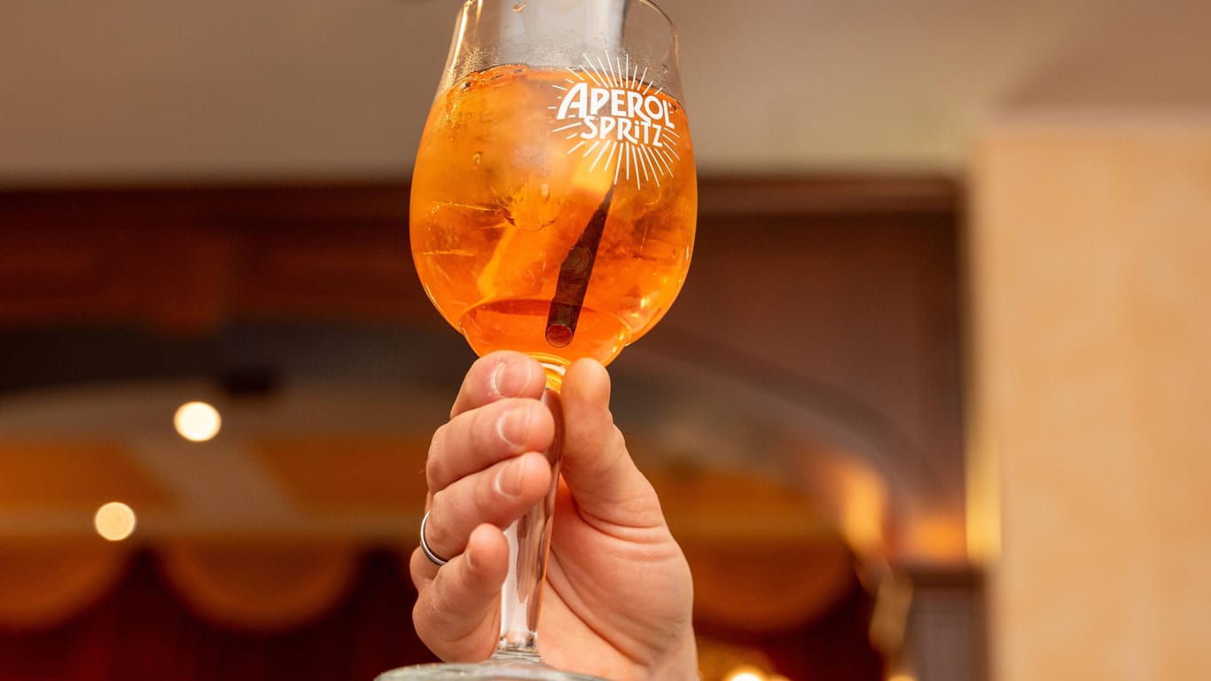 Ein Aperol Spritz (Symbolfoto): In der Osteria da Francesco kann künftig nicht mehr angestoßen werden.