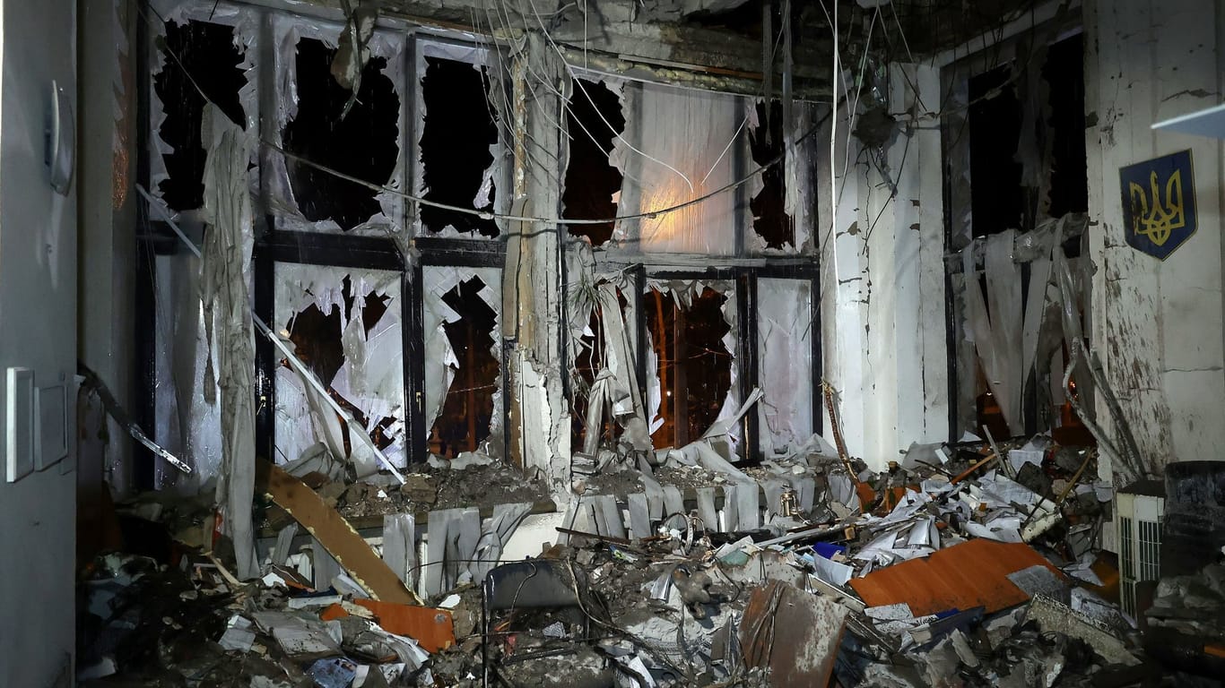 Eine zerstörte Wohnung in einem Haus in Charkiw (Archivbild): Ein russicher Gleitbombenangriff hat mindestens 24 Menschen verletzt.