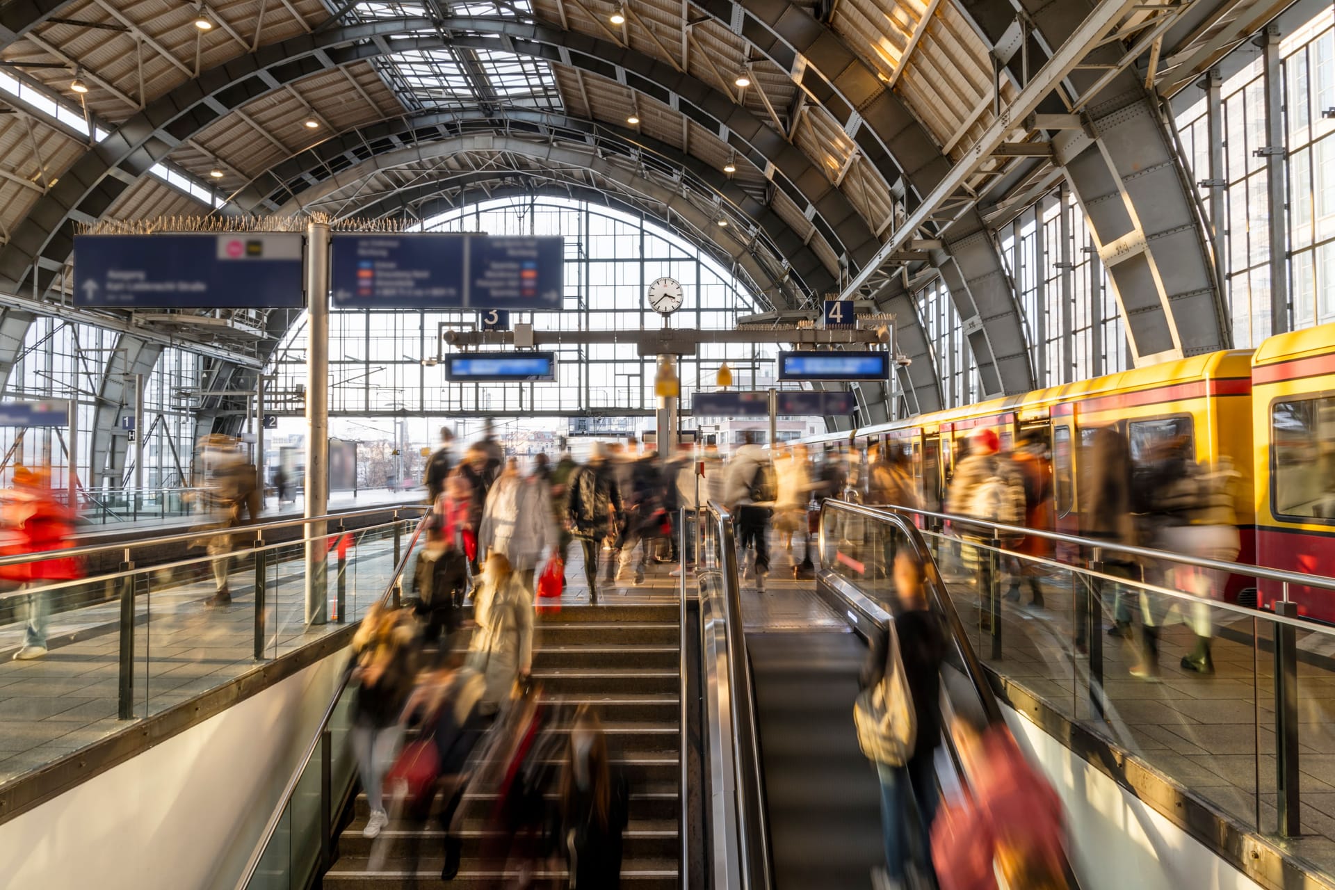 Berlin-Alexanderplatz (Symbolbild): Die Bundespolizei Berlin untersagt ab sofort das Mitführen gefährlicher Gegenstände an vier Bahnhöfen.