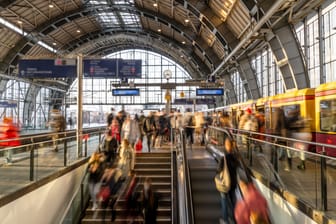 Berlin-Alexanderplatz (Symbolbild): Die Bundespolizei Berlin untersagt ab sofort das Mitführen gefährlicher Gegenstände an vier Bahnhöfen.