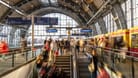 Berlin-Alexanderplatz (Symbolbild): Die Bundespolizei Berlin untersagt ab sofort das Mitführen gefährlicher Gegenstände an vier Bahnhöfen.