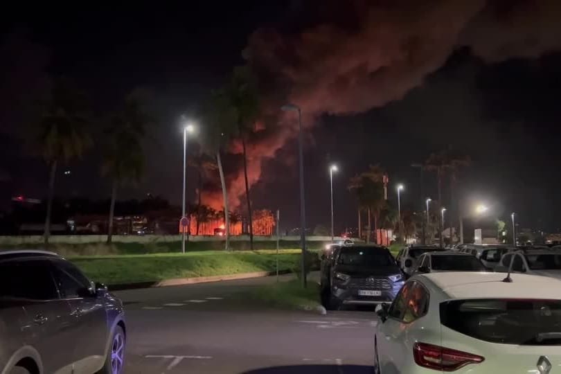 Demonstranten auf Martinique legten Feuer.