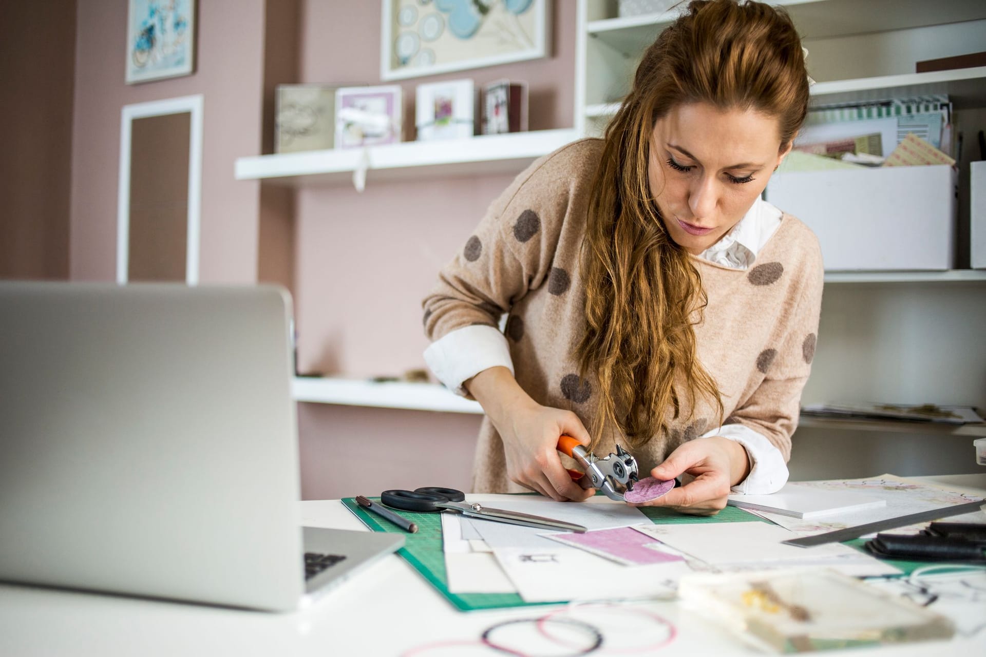 Frau arbeitet in ihrem Atelier