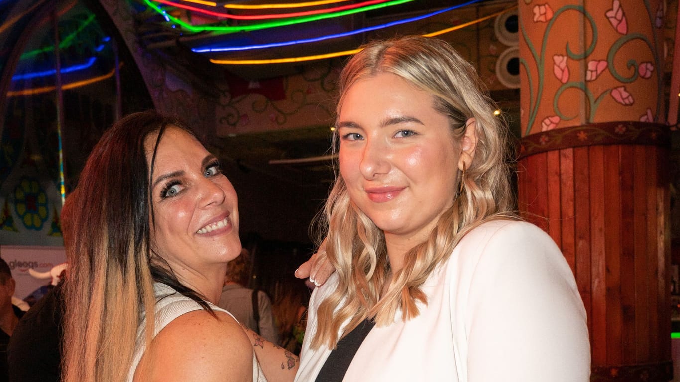 Danni Büchner (l.) mit Tochter Joelina bei einem Event auf Mallorca (Archivbild): Die 25-Jährige verlässt die Insel.