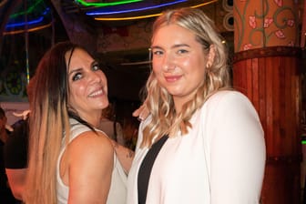 Danni Büchner (l.) mit Tochter Joelina bei einem Event auf Mallorca (Archivbild): Die 25-Jährige verlässt die Insel.