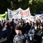 AfD Berlin: Hunderte Demonstranten protestieren gegen Parteitag in Jüterbog