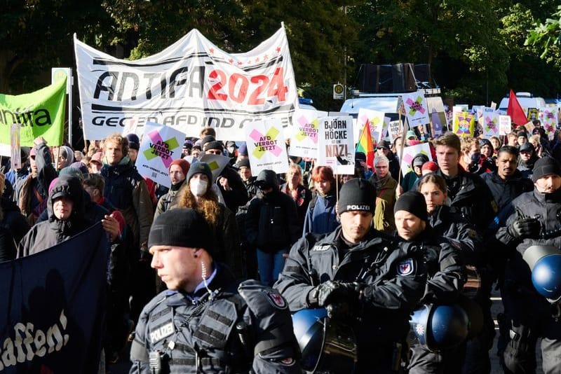 Protest gegen den Parteitag der Berliner AfD: Demonstrantinnen und Demonstranten in Jüterbog.