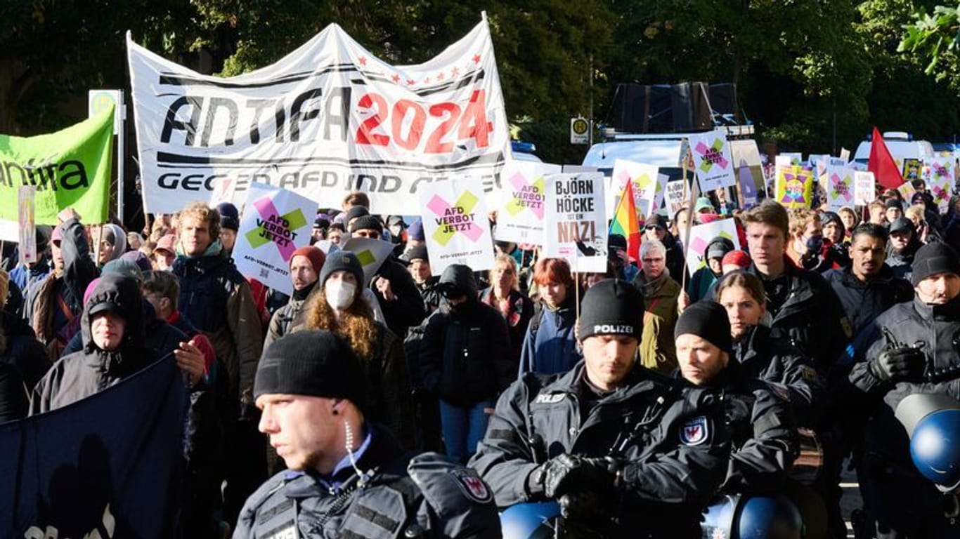 Protest gegen den Parteitag der Berliner AfD: Demonstrantinnen und Demonstranten in Jüterbog.