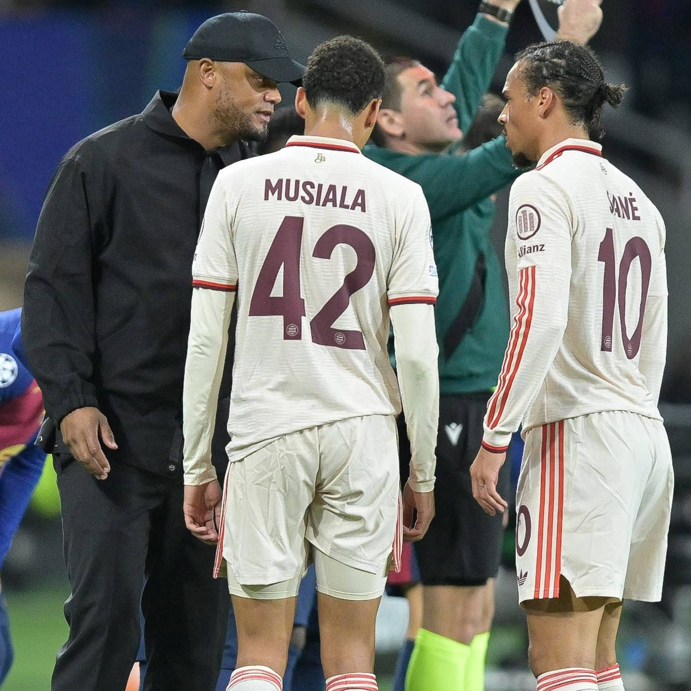 Einmal durchgewechselt: Bayern-Trainer Vincent Kompany brachte in der 60. Minute gleich vier neue Spieler.