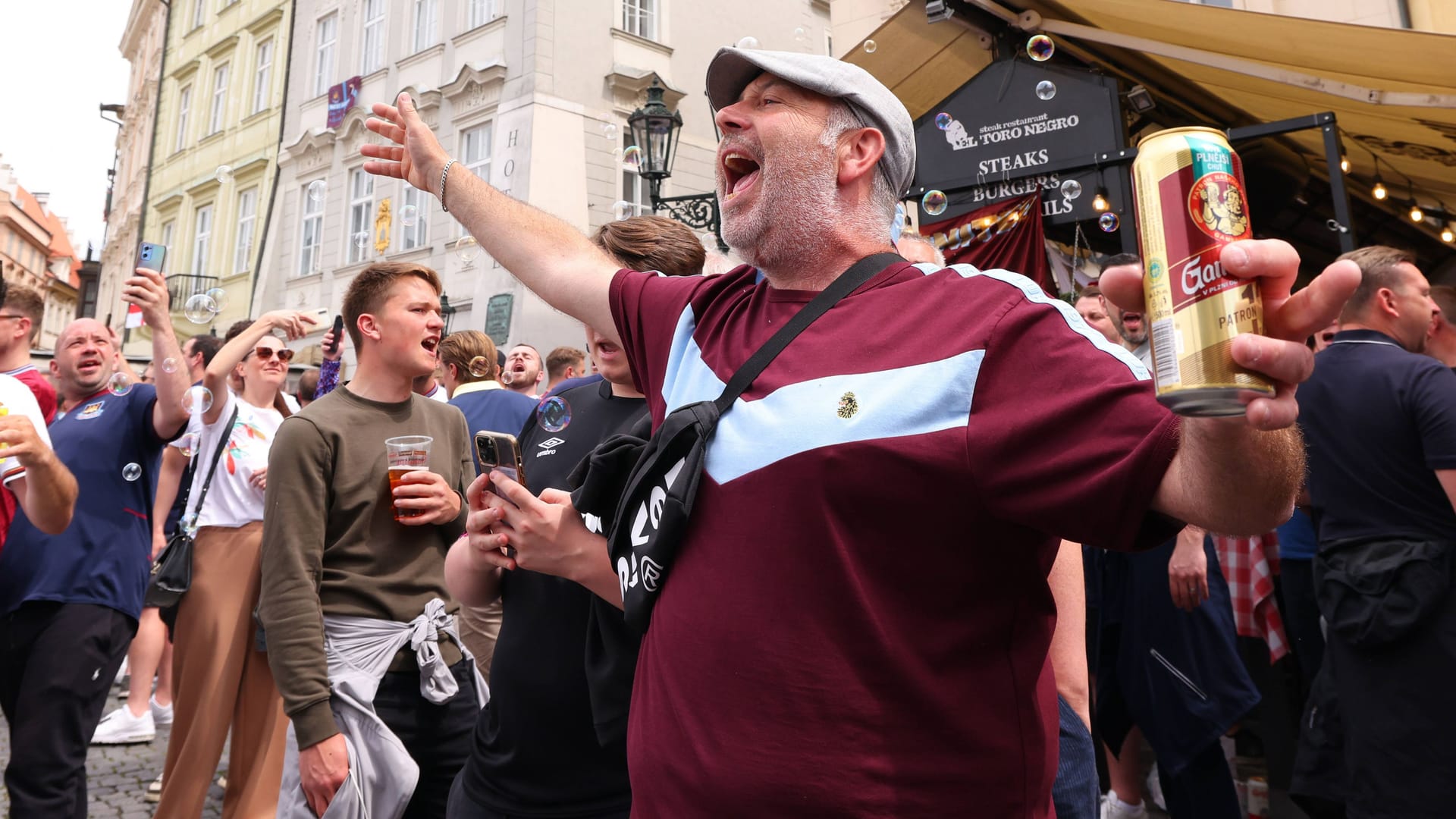 Britische Fußballfans in der Prager Altstadt (Archivbild).