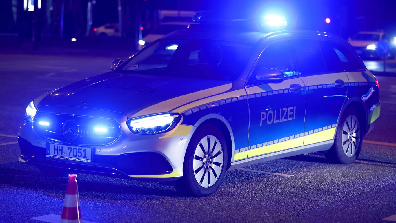 Polizeifahrzeug bei Nacht (Symbolbild): Bei dem Unfall an der Hamburger Straße wurden zwei Menschen verletzt.