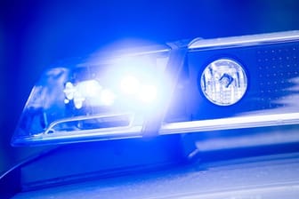 Ein Blaulicht leuchtet an einer Polizeistreife.