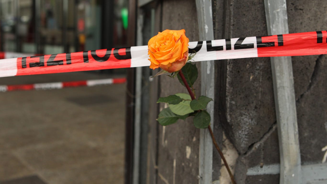 Polizeiband flattert vor der Hamburger Sparkasse am Jungfernstieg und eine Blume ist an ein Gerüstteil gesteckt worden. Am Dienstagmorgen war es vor der Filiale der Haspa in der Innenstadt zu einem schweren Autounfall gekommen.