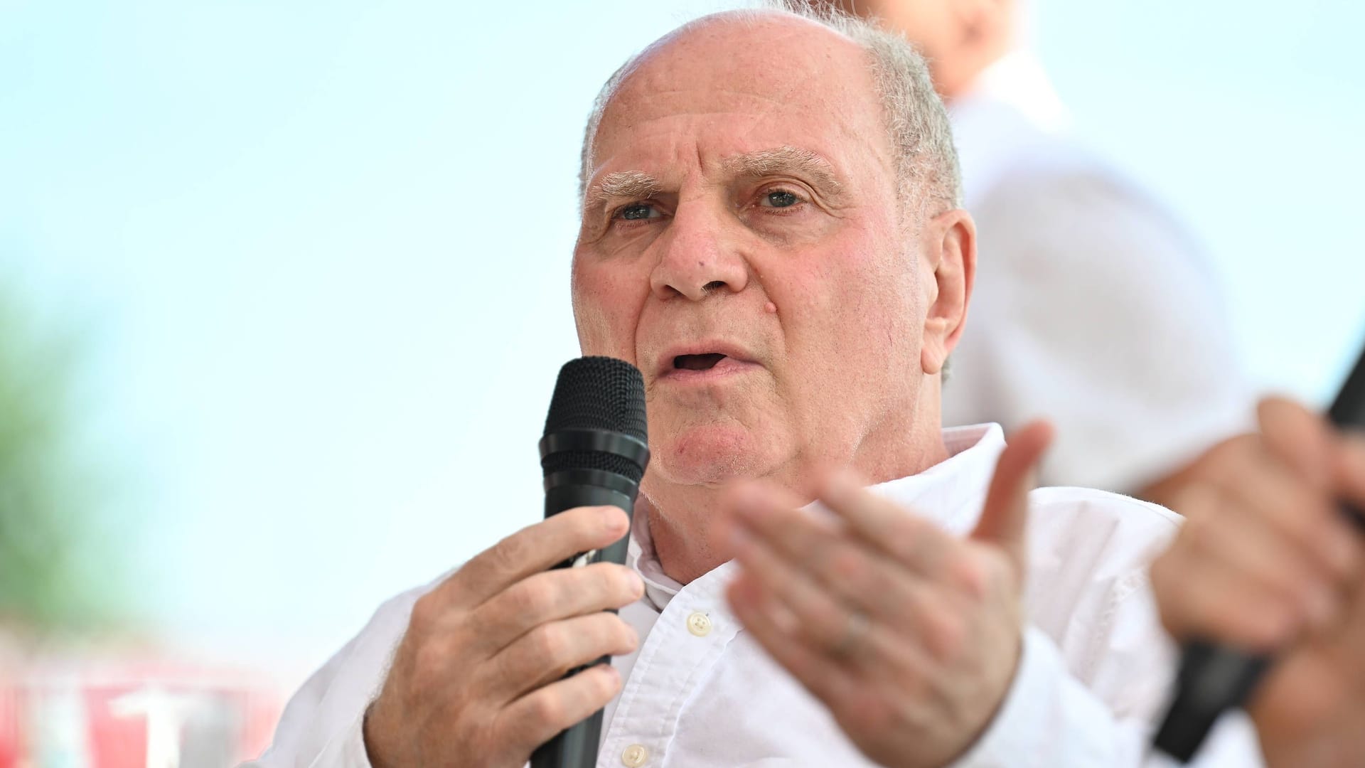 Gewohnt deutliche Worte: Bayern-Ehrenpräsident Uli Hoeneß, hier bei einer Veranstaltung im Juli 2024.