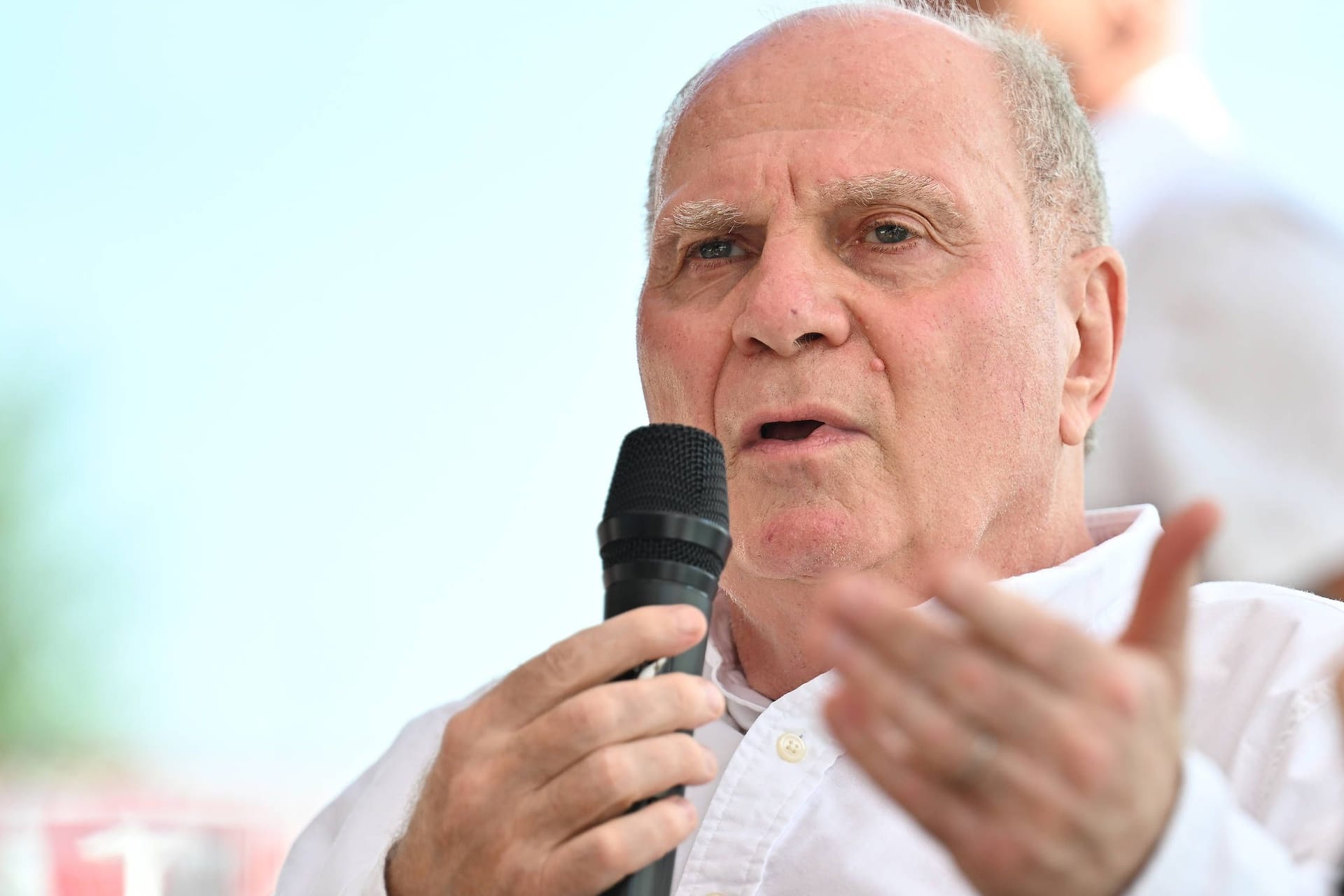 Gewohnt deutliche Worte: Bayern-Ehrenpräsident Uli Hoeneß, hier bei einer Veranstaltung im Juli 2024.