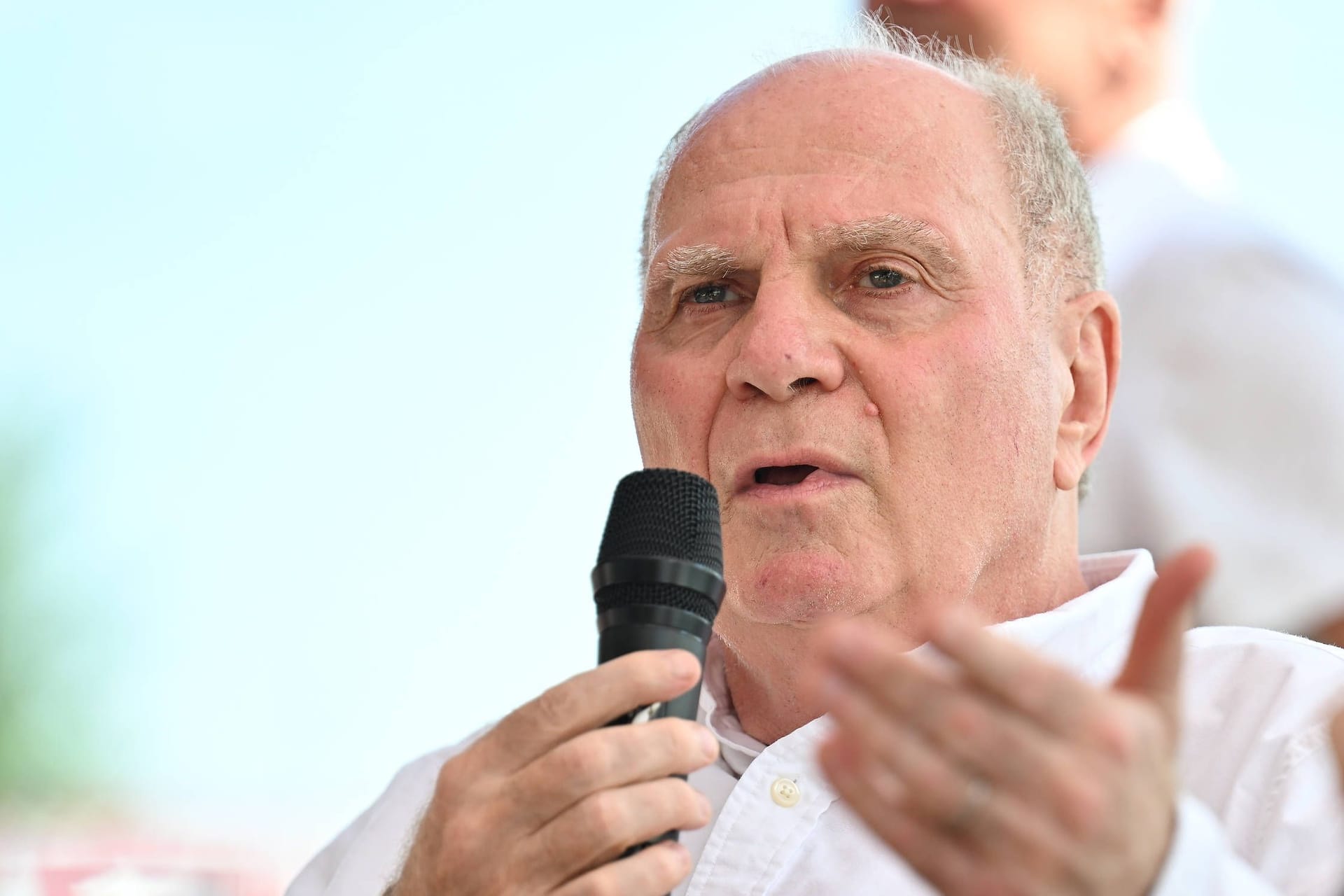 Gewohnt deutliche Worte: Bayern-Ehrenpräsident Uli Hoeneß, hier bei einer Veranstaltung im Juli 2024.