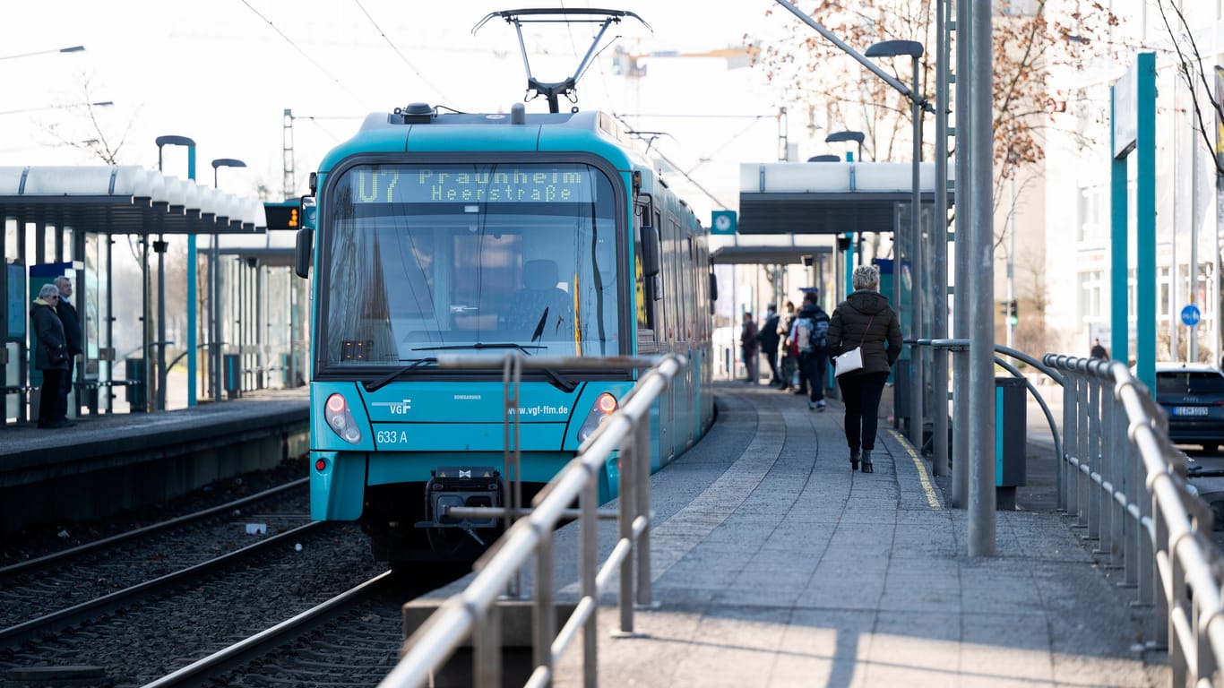 Eine U-Bahn steht an einer Haltestelle (Archivbild): In Frankfurt gibt es auch oberirdische Stationen.