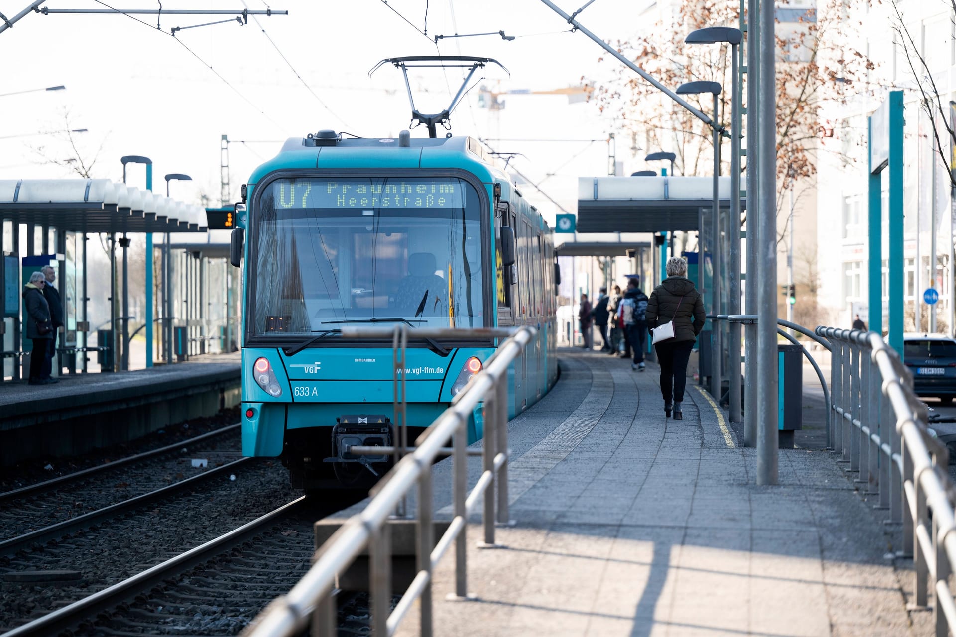 Eine U-Bahn steht an einer Haltestelle (Archivbild): In Frankfurt gibt es auch oberirdische Stationen.