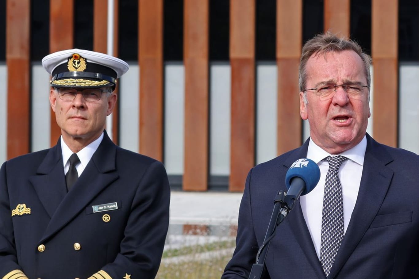 Rostock: Vizeadmiral Jan Christian Kaack (l), Inspekteur der Marine, und Boris Pistorius (SPD) sprechen in Mecklenburg-Vorpommern.