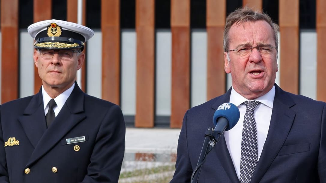 Rostock: Vizeadmiral Jan Christian Kaack (l), Inspekteur der Marine, und Boris Pistorius (SPD) sprechen in Mecklenburg-Vorpommern.