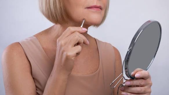 Haare am Kinn? Viele Frauen nutzen dagegen die Pinzette.