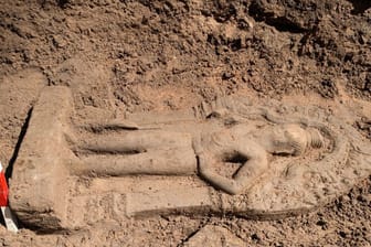 Archäologen entdecken uralte Statuen in Angkor in Kambodscha