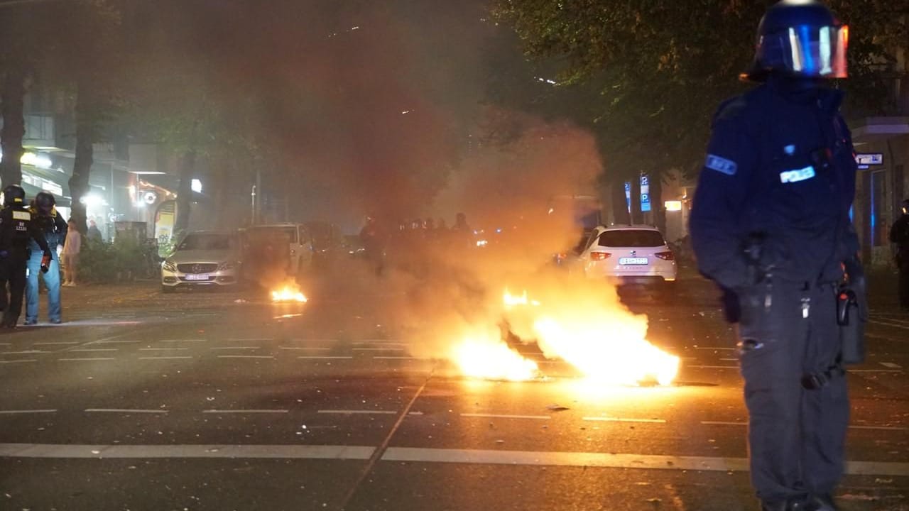 Brennende Reifen in Neukölln: Die Polizei hält mehrere Menschen dort fest.