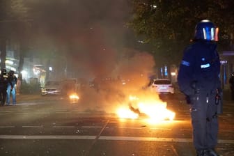 Brennende Reifen in Neukölln: Die Polizei hält mehrere Menschen dort fest.