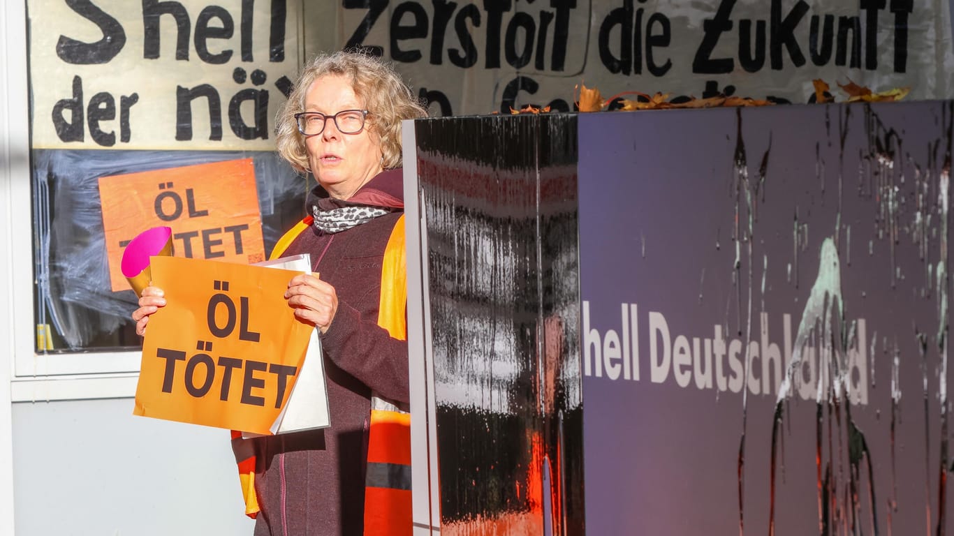 "Öl tötet": Eine Aktivistin der Letzten Generation protestiert vor der Shell-Zentrale in Hamburg.