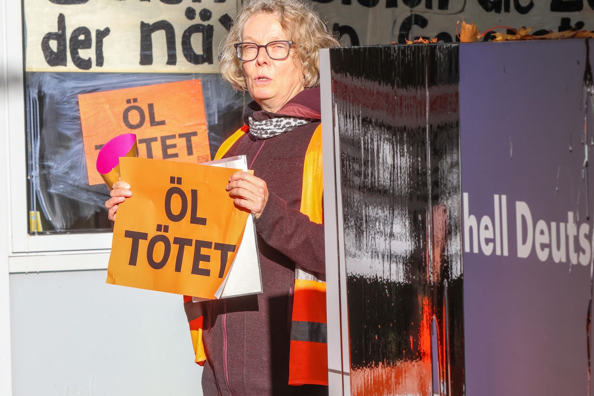 "Öl tötet": Eine Aktivistin der Letzten Generation protestiert vor der Shell-Zentrale in Hamburg.