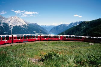 Entdecken Sie die Schweiz entspannt mit der Bahn – zum Beispiel mit dem berühmten Panoramazug Bernina Express.