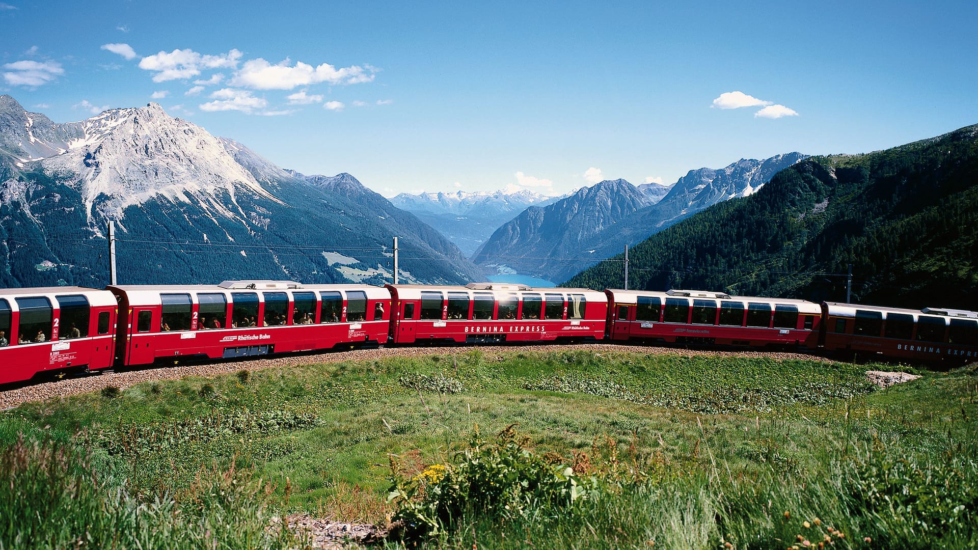 Entdecken Sie die Schweiz entspannt mit der Bahn – zum Beispiel mit dem berühmten Panoramazug Bernina Express.