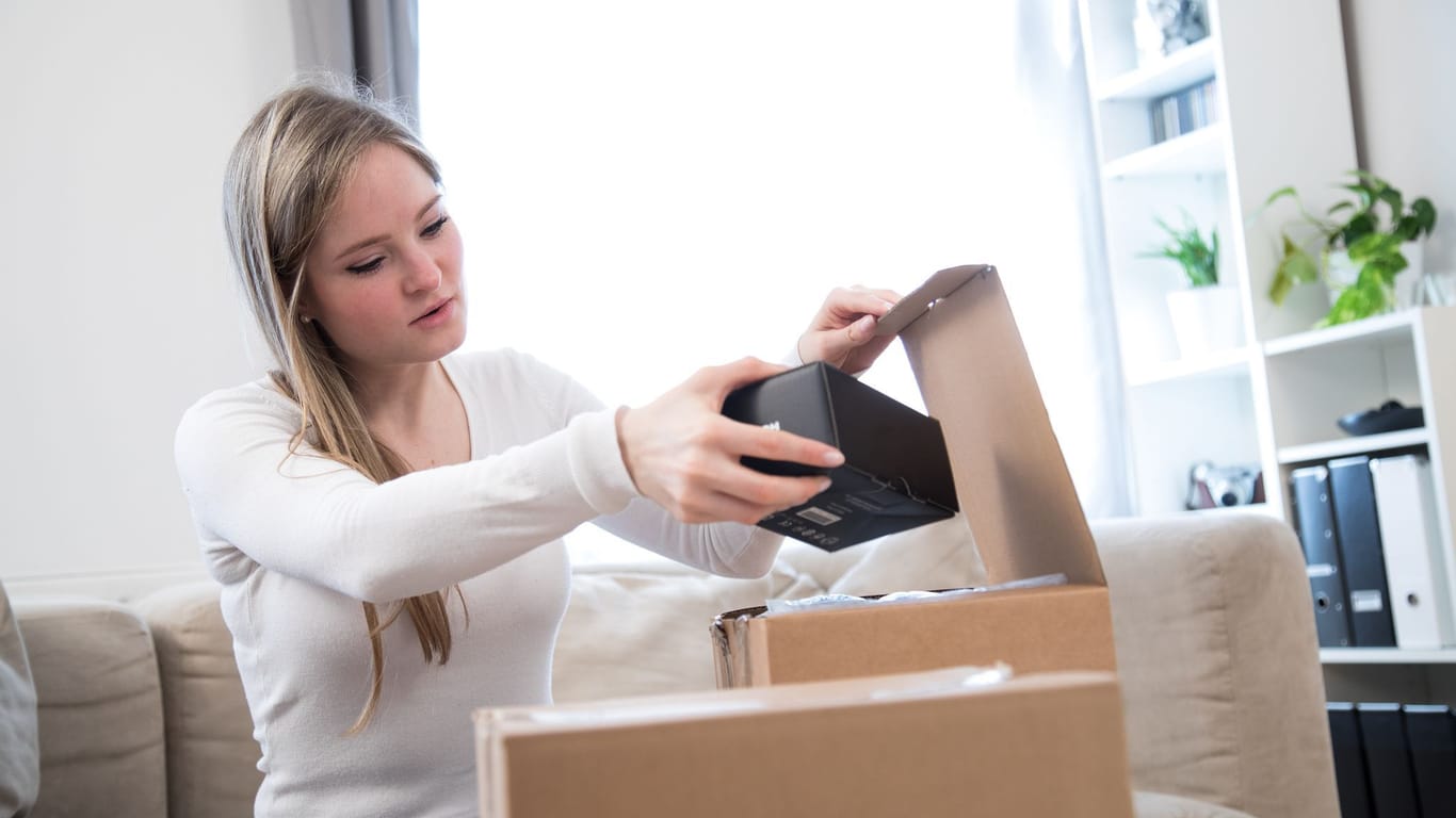 Eine Frau öffnet ein Paket