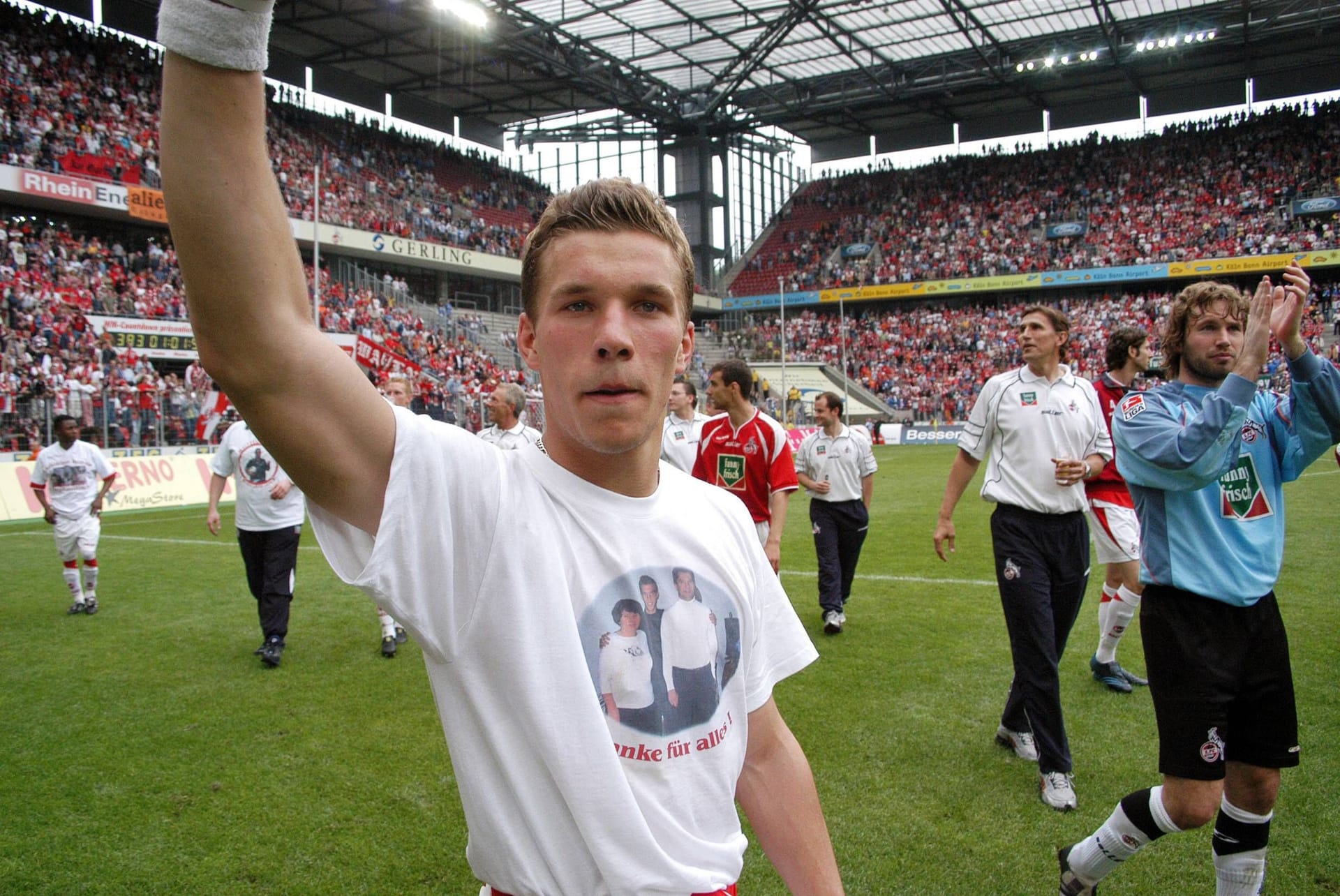 Mit dem FC steigt Podolski 2005 wieder auf – er wird Torschützenkönig. Nach dem direkten Wiederabstieg wechselt er für zehn Millionen Euro zum FC Bayern München.