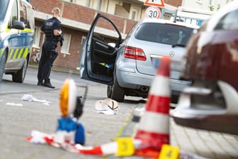 Einsatzkräfte der Polizei sind vor einem Fitnessstudio in Köln-Kalk im Einsatz. Dort ist ein Mann niedergeschossen worden und wenig später im Krankenhaus gestorben.