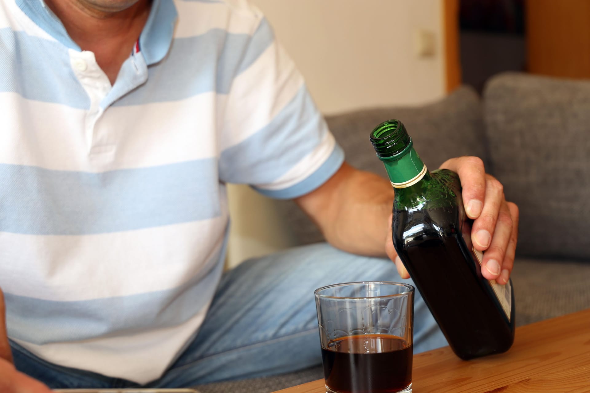 Ein Mann betrinkt sich (Symbolbild): Wer im Pflegeheim in Öjendorf lebt, ist in der Regel schwerer Alkoholiker.