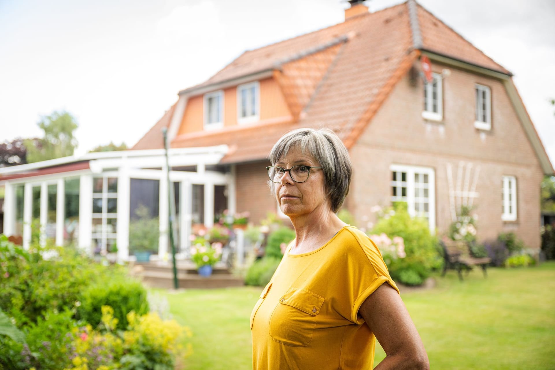 Seniorin im Garten