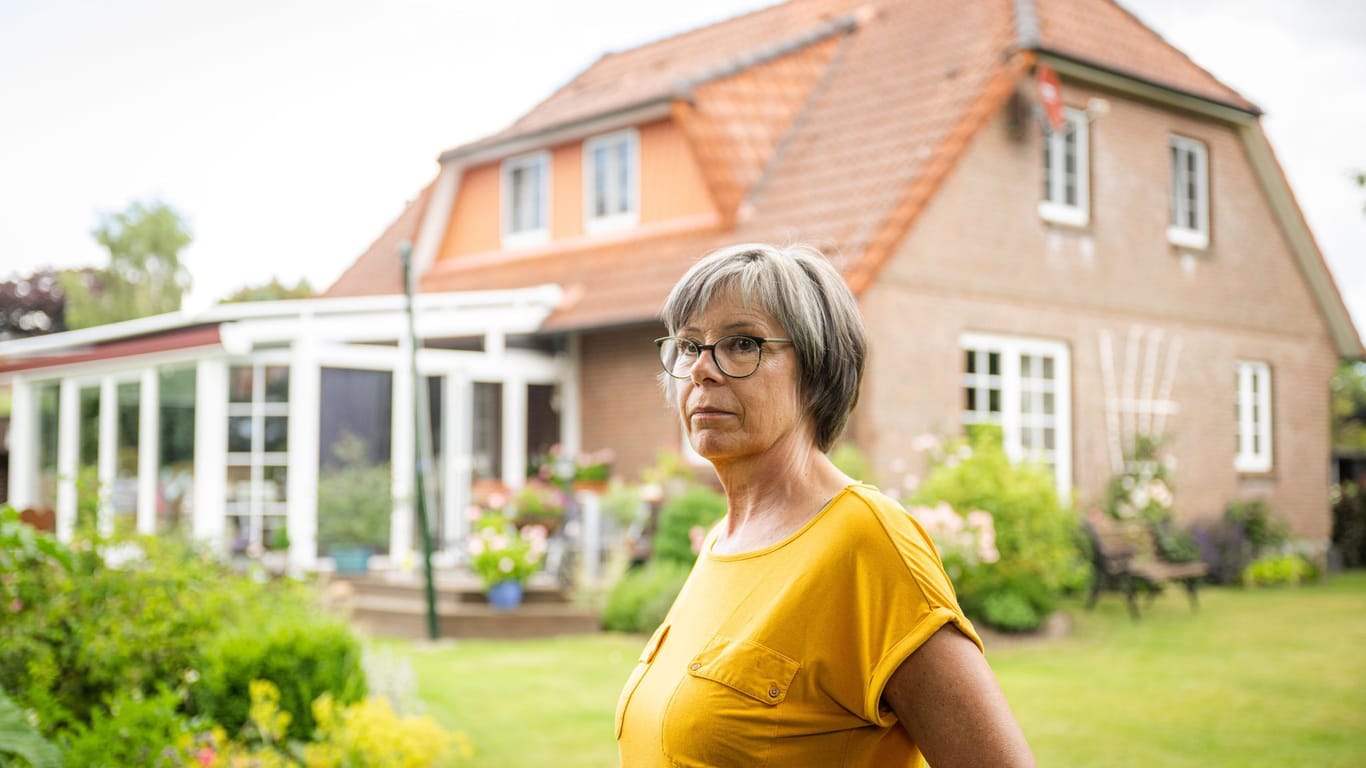 Seniorin im Garten