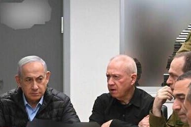 Premierminister Benjamin Netanjahu (l.) mit Verteidigungsminister Yoav Gallant und weiteren Militärs: Israel hat Ziele im Iran angregriffen.