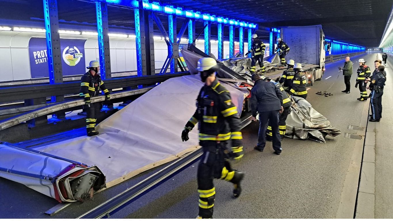 Die Feuerwehr München war etwa eine Stunde im Einsatz, um die Fahrzeugtrümmer aus der Unterführung zu beseitigen.