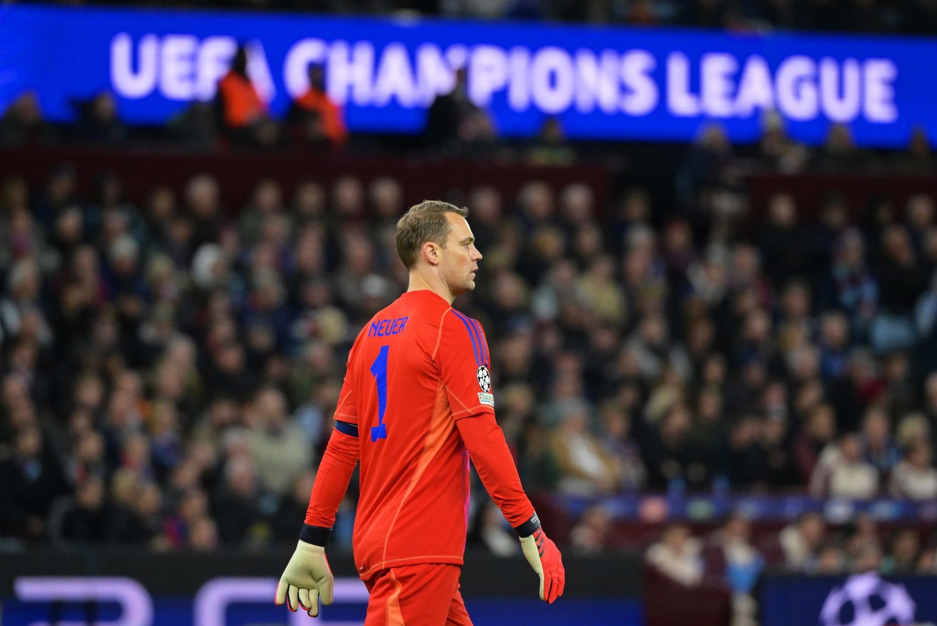 Manuel Neuer: Machte gleich den "Sweeper-Keeper" und klärte fast an der Mittellinie einen gefährlichen Konter (13.). Beim Abseitsgegentor chancenlos (23.). Hielt Onanas Schuss fest (25.). Wollte den Ball beim Gegentor wieder abfangen. Das klappte nicht und er stand dann viel zu weit vorm leeren Tor. Note 4