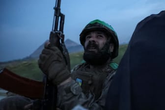 Ein ukrainischer Soldat beobachtet den Himmel in der Nähe der schwer umkämpften Stadt Pokrowsk.