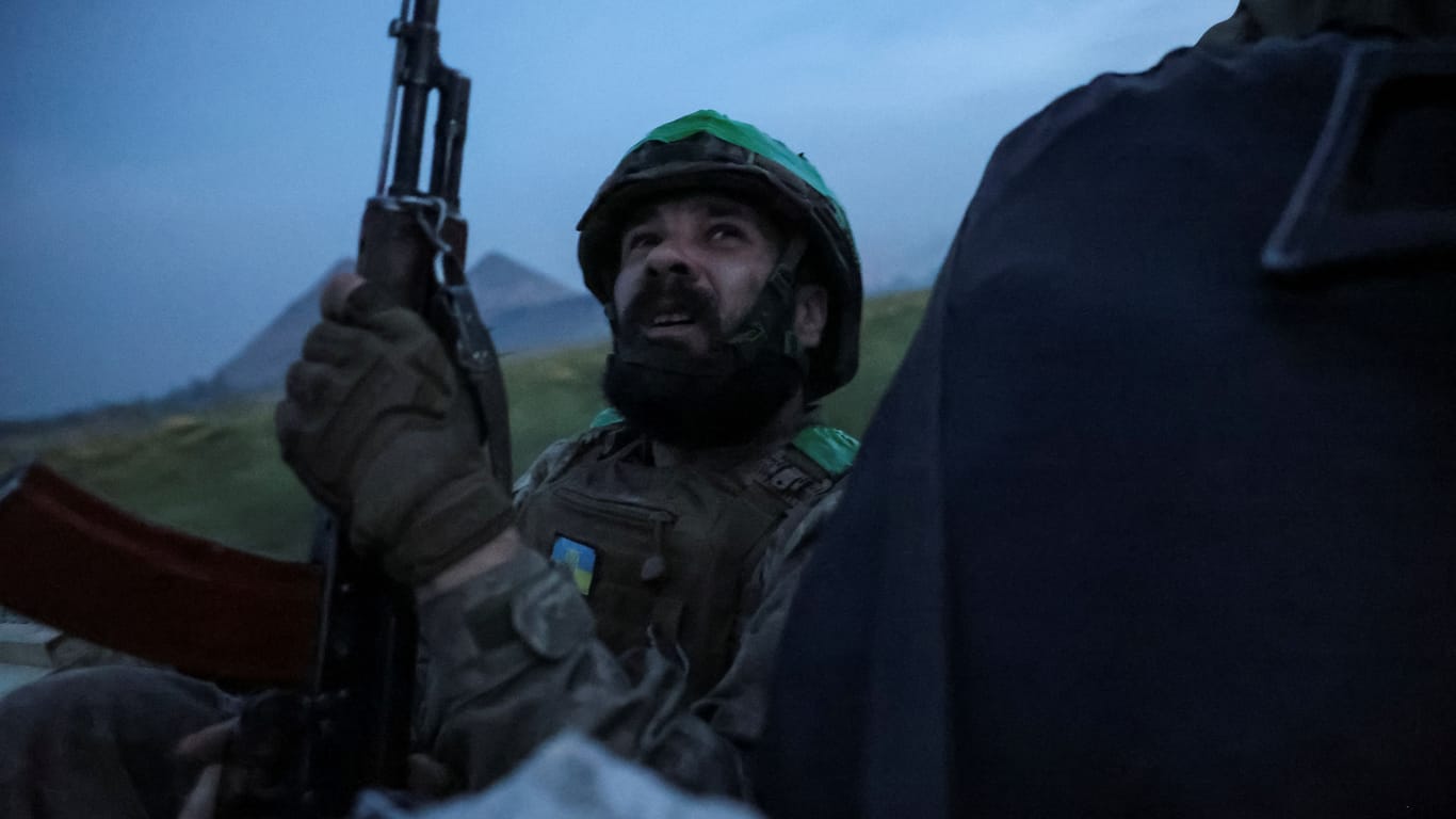 Ein ukrainischer Soldat beobachtet den Himmel in der Nähe der schwer umkämpften Stadt Pokrowsk.