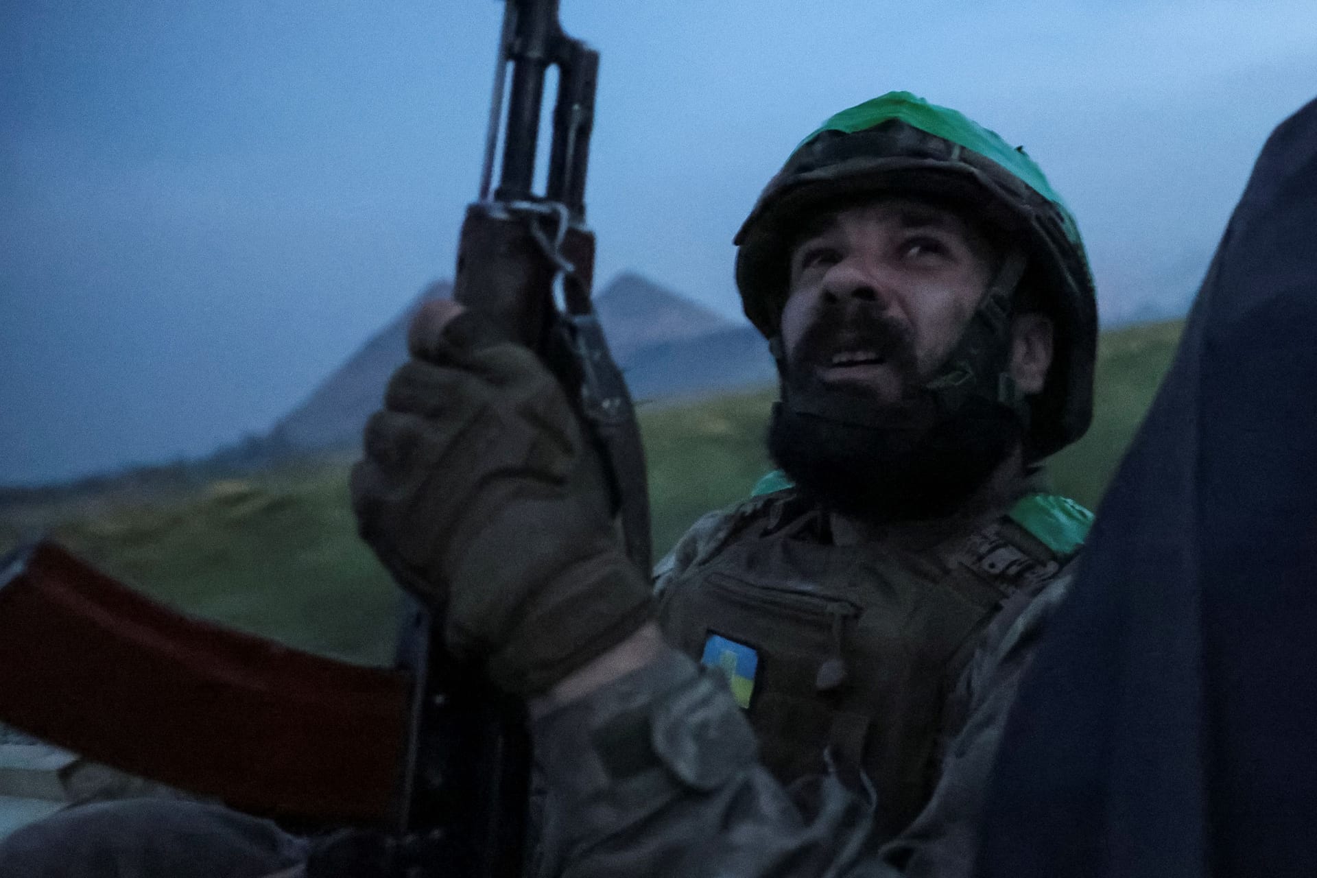 Ein ukrainischer Soldat beobachtet den Himmel in der Nähe der schwer umkämpften Stadt Pokrowsk.