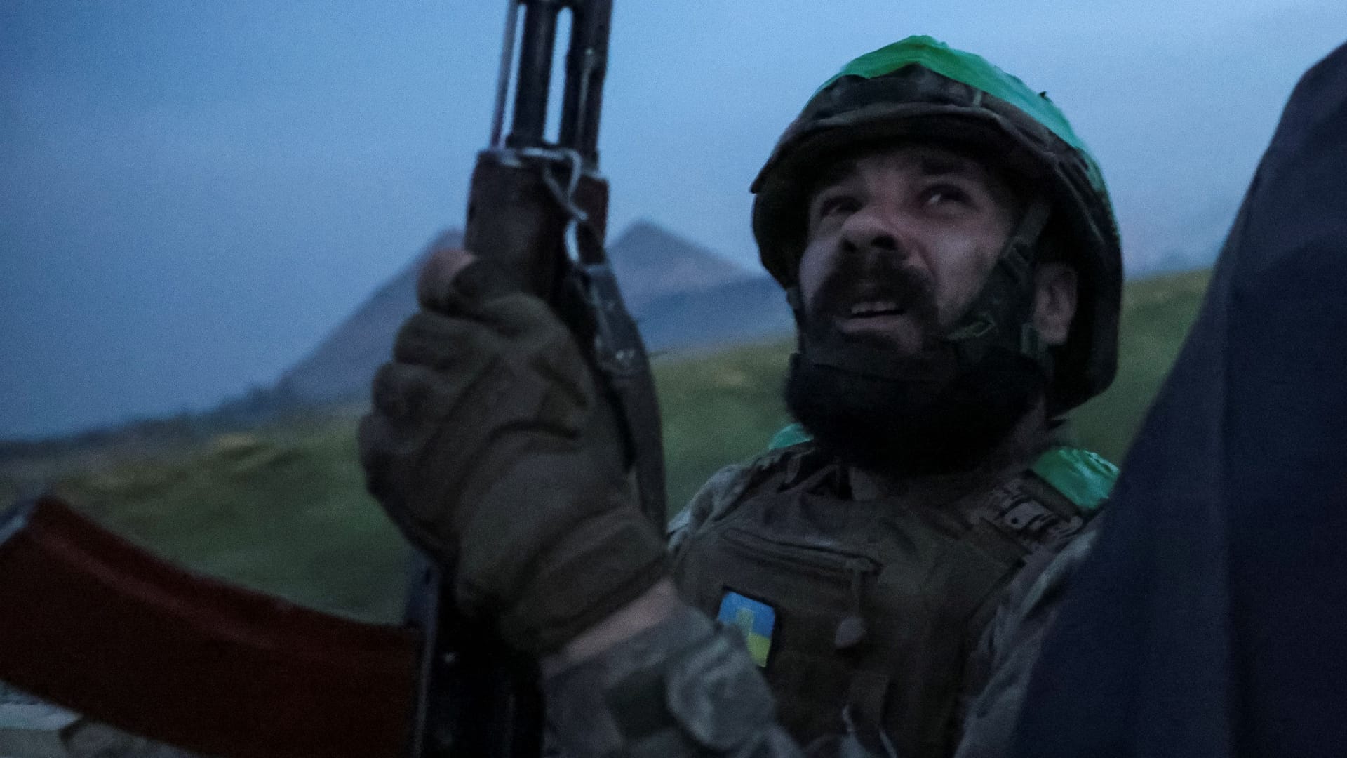 Ein ukrainischer Soldat beobachtet den Himmel in der Nähe der schwer umkämpften Stadt Pokrowsk.