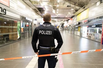 Polizeibeamter am Essener Hauptbahnhof. Der Bahnhof wurde nach einem Kofferfund teilweise gesperrt.