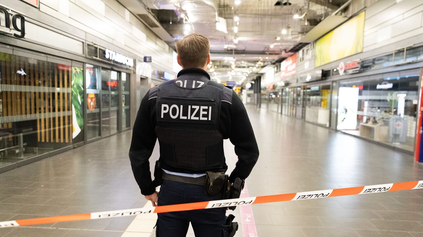 Polizeibeamter am Essener Hauptbahnhof. Der Bahnhof wurde nach einem Kofferfund teilweise gesperrt.